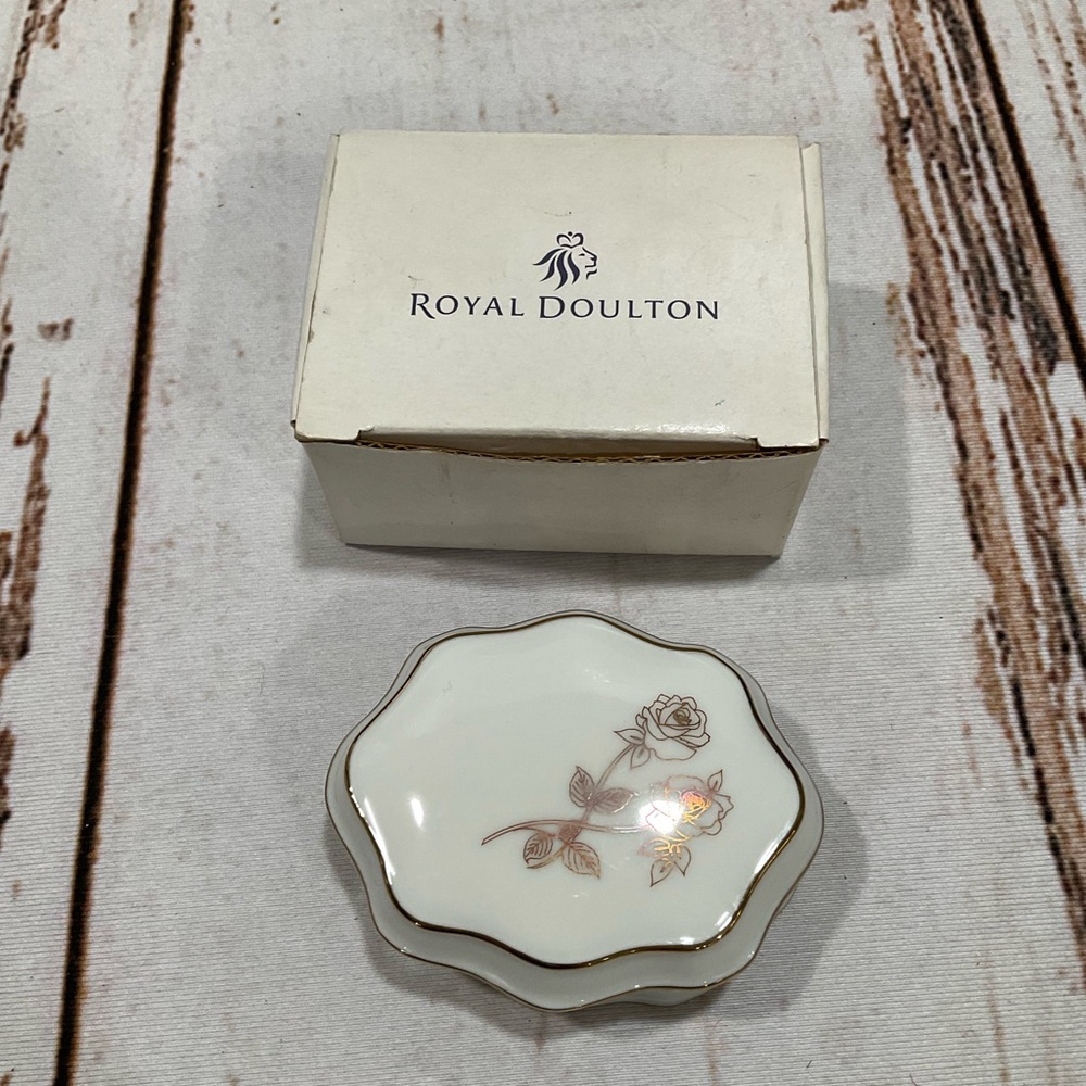 NEW ROYAL DOULTON TRINKET‎ BOX